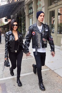 kourtney-kardashian-and-travis-barker-stroll-around-nyc-10-16-2021-5.jpg