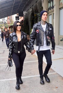 kourtney-kardashian-and-travis-barker-stroll-around-nyc-10-16-2021-6.jpg