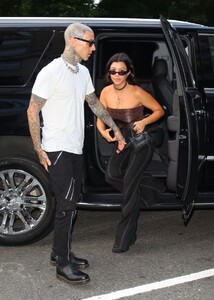 kourtney-kardashian-at-the-ritz-carlton-hotel-in-new-york-09-13-2021-6.thumb.jpg.3afa43a70b485085de8218b5371c0077.jpg