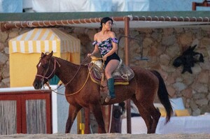 kourtney-kardashian-cabo-san-lucas-11-17-2021-1.jpg