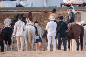 kourtney-kardashian-cabo-san-lucas-11-17-2021-11.jpg