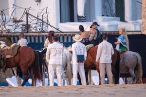 kourtney-kardashian-cabo-san-lucas-11-17-2021-8.jpg