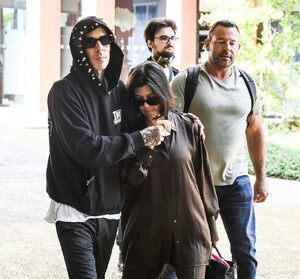 kourtney-kardashian-departing-from-venice-08-31-2021-3.jpg