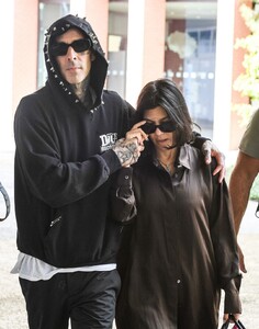 kourtney-kardashian-departing-from-venice-08-31-2021-4.jpg