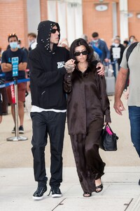 kourtney-kardashian-departing-from-venice-08-31-2021-8.jpg