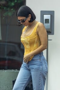 kourtney-kardashian-filming-new-reality-show-for-hulu-in-malibu-09-28-2021-0.jpg