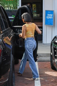 kourtney-kardashian-filming-new-reality-show-for-hulu-in-malibu-09-28-2021-5.jpg