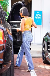 kourtney-kardashian-filming-new-reality-show-for-hulu-in-malibu-09-28-2021-8.jpg