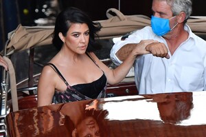 kourtney-kardashian-out-in-venice-08-29-2021-5.jpg