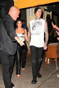 kourtney-kardashian-post-vma-dinner-in-nyc-09-12-2021-2.thumb.jpg.6385d97417be9f81712269354d233901.jpg