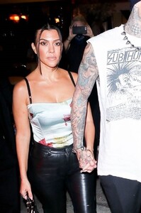 kourtney-kardashian-post-vma-dinner-in-nyc-09-12-2021-6.thumb.jpg.5be891968b723b1a6a3f4c8331e9b87c.jpg