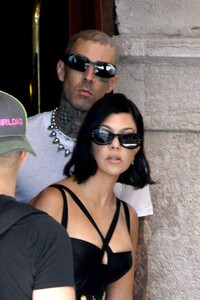 kourtney-kardashian-shopping-in-venice-09-30-2021-3.thumb.jpg.d8a0e2fbc2917e2bc26d70cdb692532f.jpg