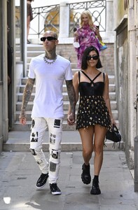 kourtney-kardashian-shopping-in-venice-09-30-2021-9.thumb.jpg.d5164bf3f72f11c24210b58e84139371.jpg