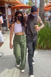 kourtney-kardashian-with-travis-barker-out-in-la-06-15-2021-5.jpg