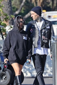 kourtney-kardashian-with-travis-out-in-montecito-10-18-2021-0.jpg