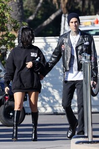 kourtney-kardashian-with-travis-out-in-montecito-10-18-2021-5.jpg