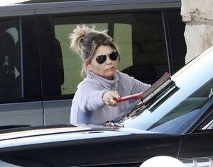 lori-loughlin-at-a-gas-station-in-los-angeles-11-19-2021-1.jpg