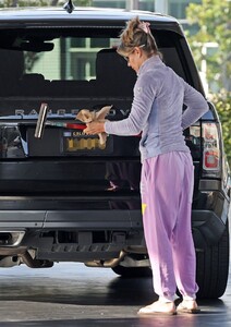 lori-loughlin-at-a-gas-station-in-los-angeles-11-19-2021-2.jpg