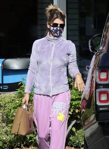 lori-loughlin-at-a-gas-station-in-los-angeles-11-19-2021-3.jpg