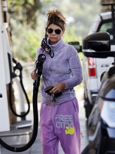lori-loughlin-at-a-gas-station-in-los-angeles-11-19-2021-4.jpg