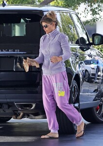 lori-loughlin-at-a-gas-station-in-los-angeles-11-19-2021-7.jpg
