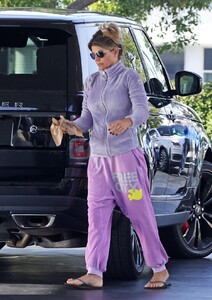 lori-loughlin-at-a-gas-station-in-los-angeles-11-19-2021-9.jpg