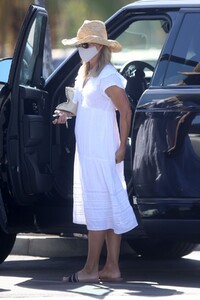 lori-loughlin-out-shopping-in-los-angeles-06-01-2021-3.jpg