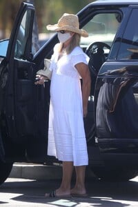 lori-loughlin-out-shopping-in-los-angeles-06-01-2021-4.jpg