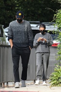 mila-kunis-and-ashton-kutcher-out-in-studio-city-10-07-2021-2.jpg