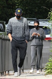 mila-kunis-and-ashton-kutcher-out-in-studio-city-10-07-2021-4.jpg