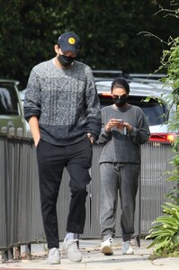 mila-kunis-and-ashton-kutcher-out-in-studio-city-10-07-2021-6.jpg