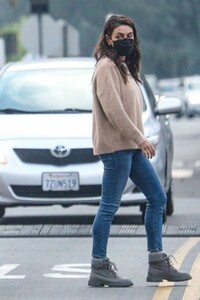 mila-kunis-and-ashton-kutcher-out-in-west-hollywood-11-19-2021-3.jpg