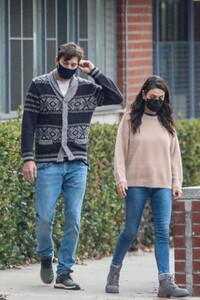 mila-kunis-and-ashton-kutcher-out-in-west-hollywood-11-19-2021-5.jpg