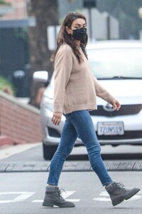 mila-kunis-and-ashton-kutcher-out-in-west-hollywood-11-19-2021-8.jpg