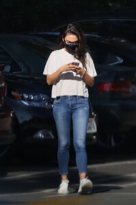 mila-kunis-out-and-about-in-beverly-hills-11-04-2021-0.jpg