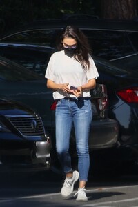 mila-kunis-out-and-about-in-beverly-hills-11-04-2021-5.jpg