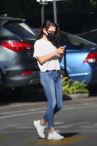 mila-kunis-out-and-about-in-beverly-hills-11-04-2021-7.jpg