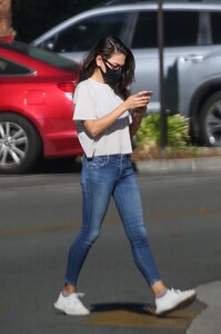 mila-kunis-out-and-about-in-beverly-hills-11-04-2021-8.jpg