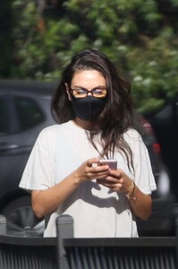 mila-kunis-out-and-about-in-beverly-hills-11-04-2021-9.jpg