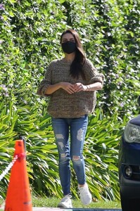 mila-kunis-out-and-about-in-los-angeles-10-21-2021-4.jpg