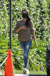 mila-kunis-out-and-about-in-los-angeles-10-21-2021-6.jpg