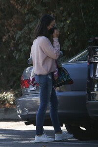 mila-kunis-out-in-studio-city-10-24-2021-3.jpg