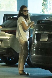 mila-kunis-shopping-for-grocery-in-west-hollywood-10-03-2021-0.jpg