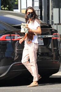 mila-kunis-shopping-for-grocery-in-west-hollywood-10-03-2021-2.jpg