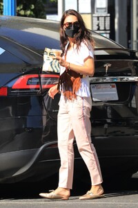 mila-kunis-shopping-for-grocery-in-west-hollywood-10-03-2021-3.jpg