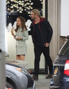 natalie-portman-and-chris-hemsworth-on-the-set-of-thor-love-and-thunder-in-los-angeles-11-01-2021-6.jpg