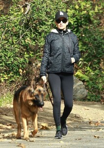 nicole-richie-and-joel-out-with-their-dogs-in-los-angeles-11-20-2021-0.jpg