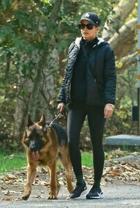 nicole-richie-and-joel-out-with-their-dogs-in-los-angeles-11-20-2021-1.jpg
