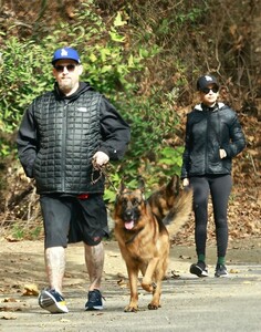 nicole-richie-and-joel-out-with-their-dogs-in-los-angeles-11-20-2021-2.jpg