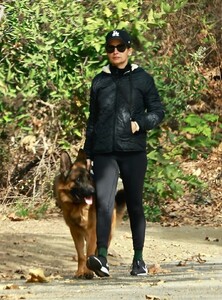 nicole-richie-and-joel-out-with-their-dogs-in-los-angeles-11-20-2021-5.jpg